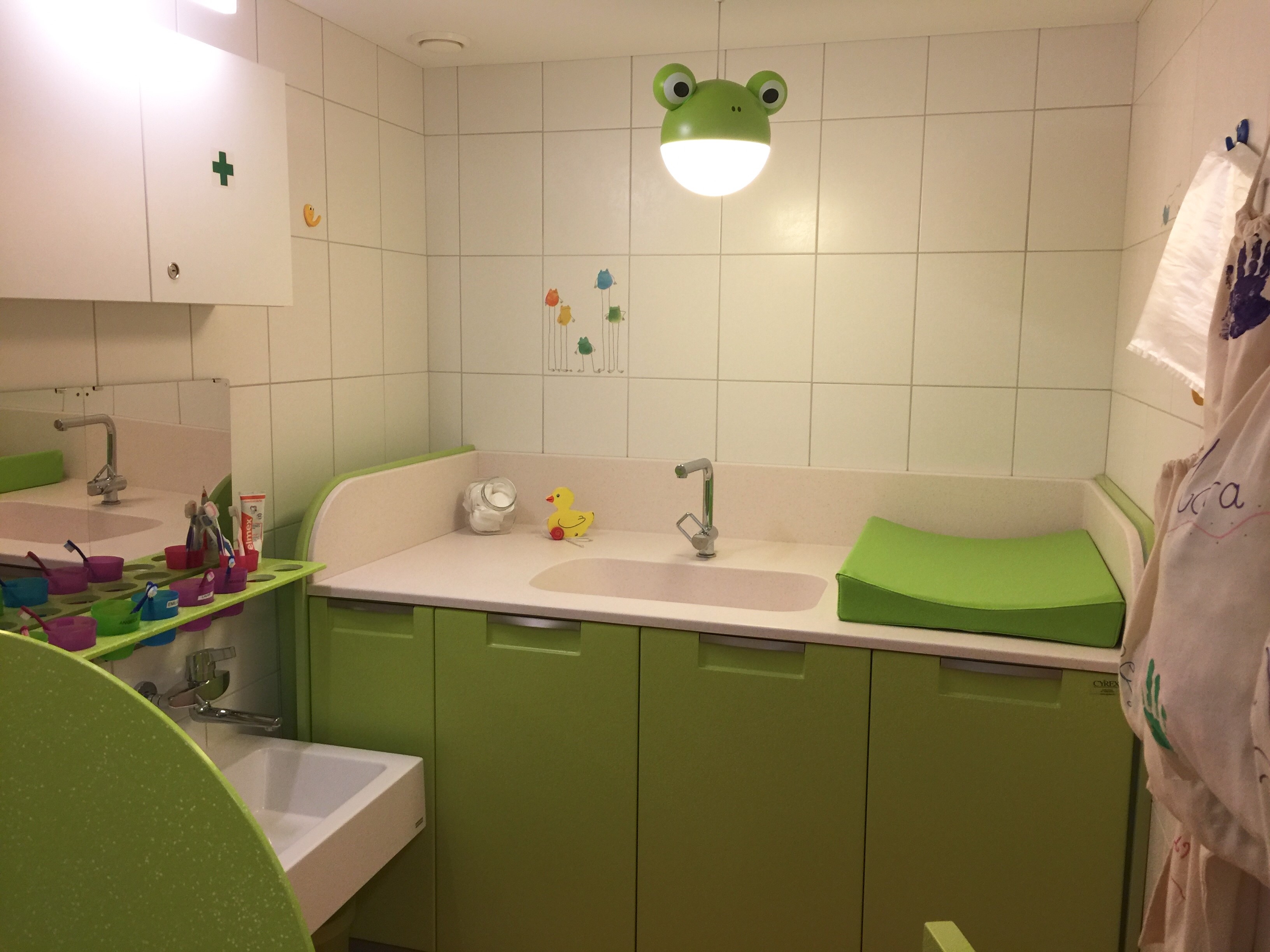 Salle de bain des enfants avec plan à langer
